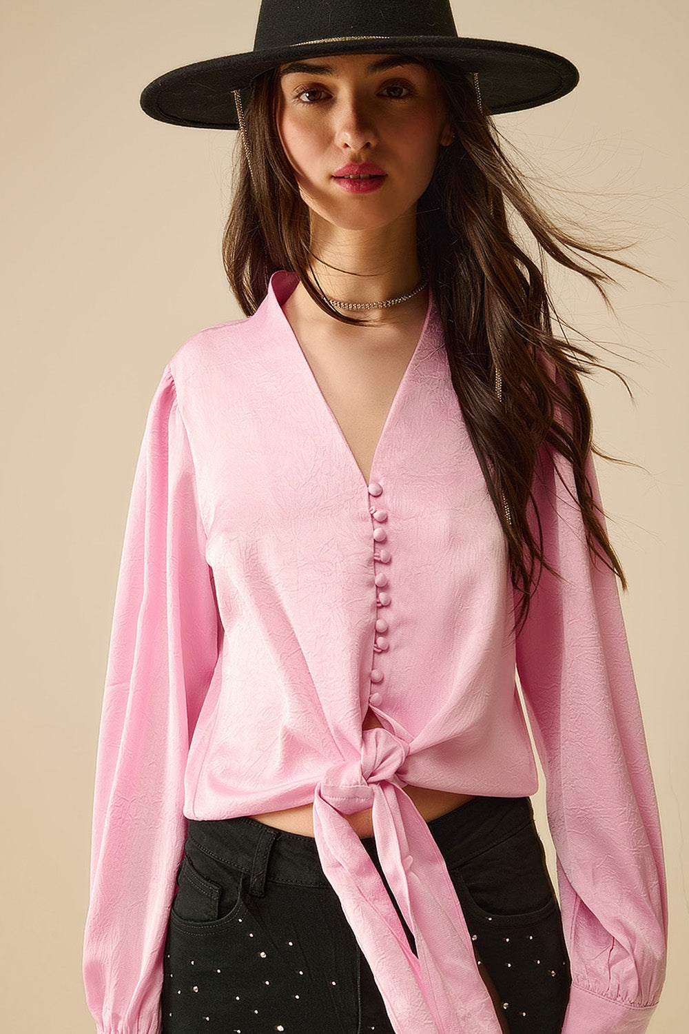 Camisa cortada em cor-de-rosa com nó
