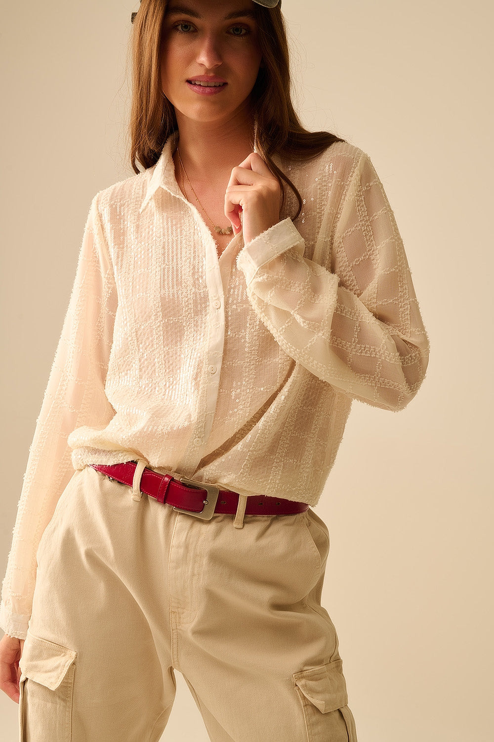 Q2 camisa de chiffon bege com pormenor de lantejoulas