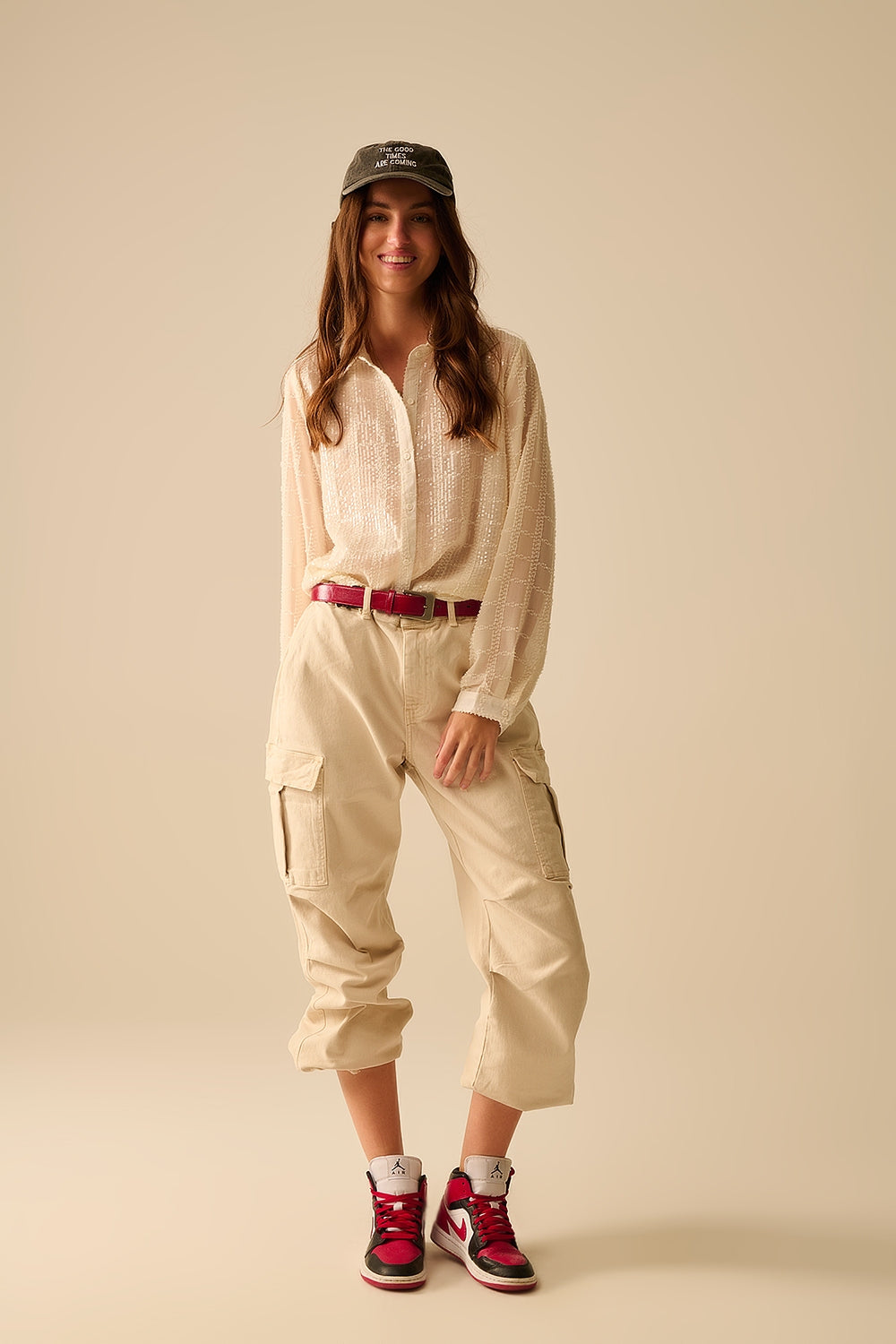 camisa de chiffon bege com detalhes de lantejoulas