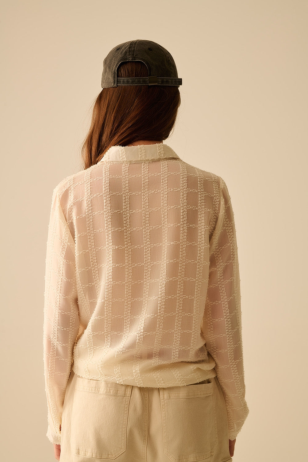 camisa de chiffon bege com detalhes de lantejoulas