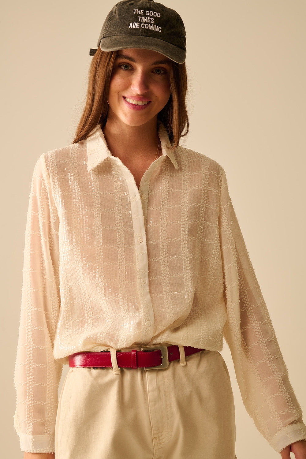 camisa de chiffon bege com detalhes de lantejoulas