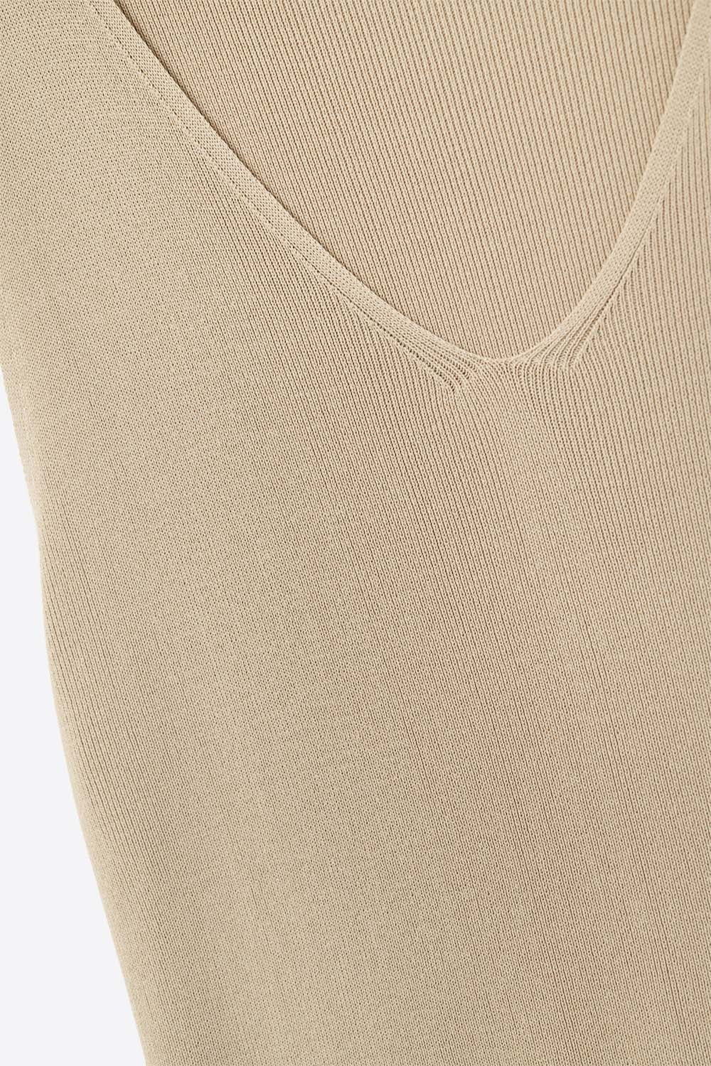 Camisa de malha fina sem mangas na cor camelo com decote em V