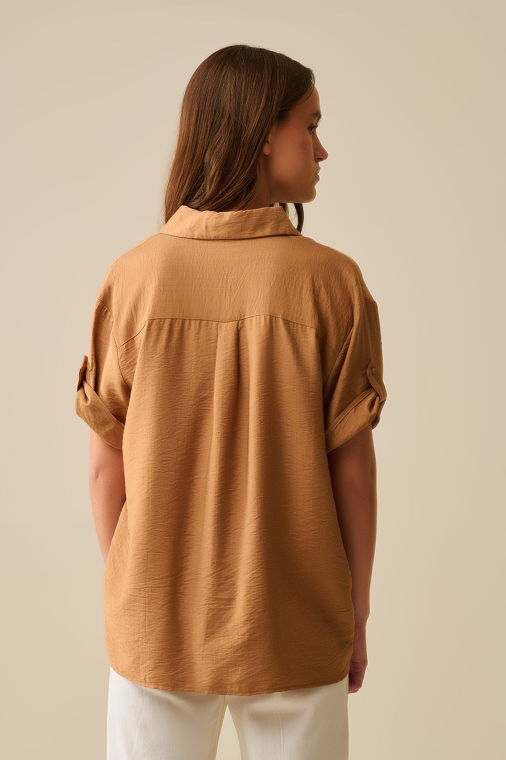 Camisa de manga curta camel descontraída com botões dourados