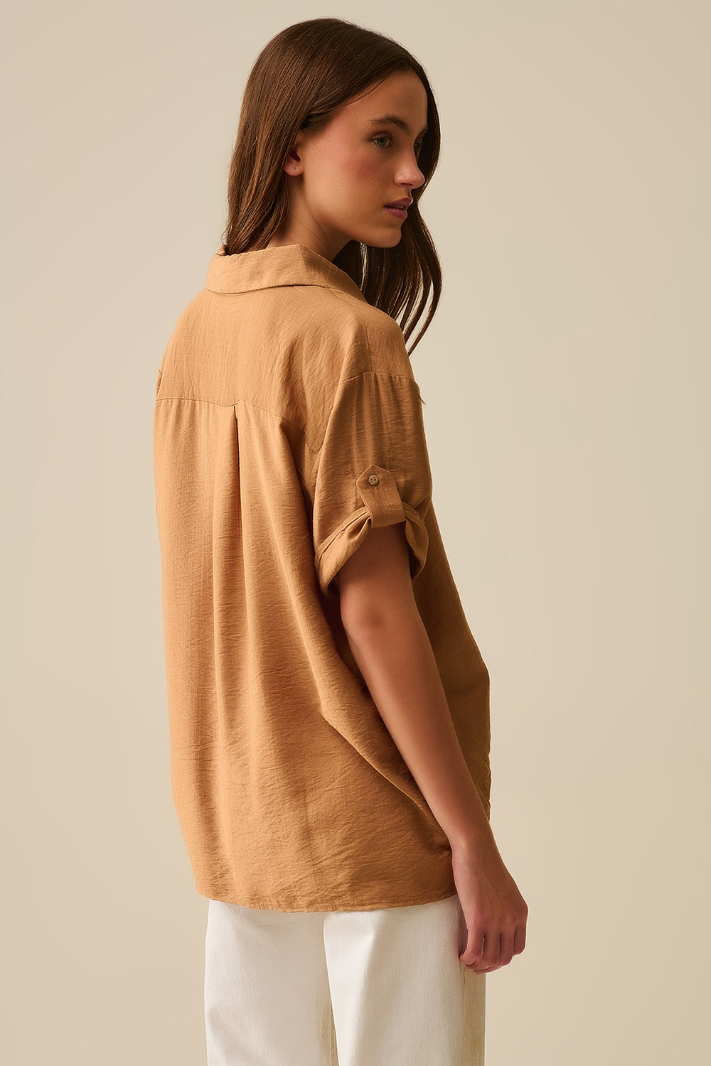 Camisa de manga curta camel descontraída com botões dourados