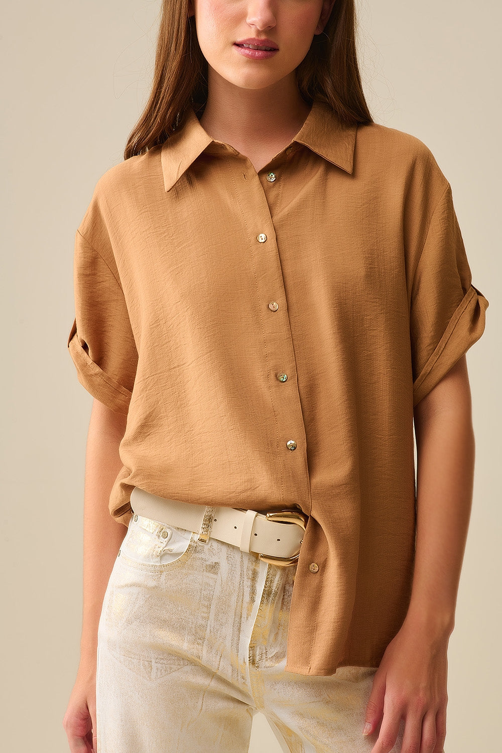 Camisa de manga curta camel descontraída com botões dourados
