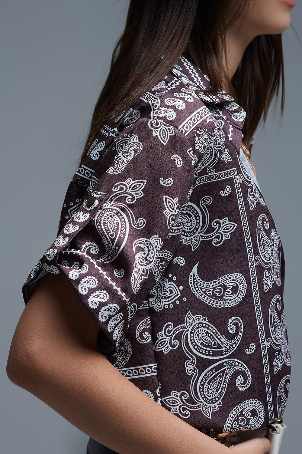 Camisa de manga curta com estampado Paisley em castanho