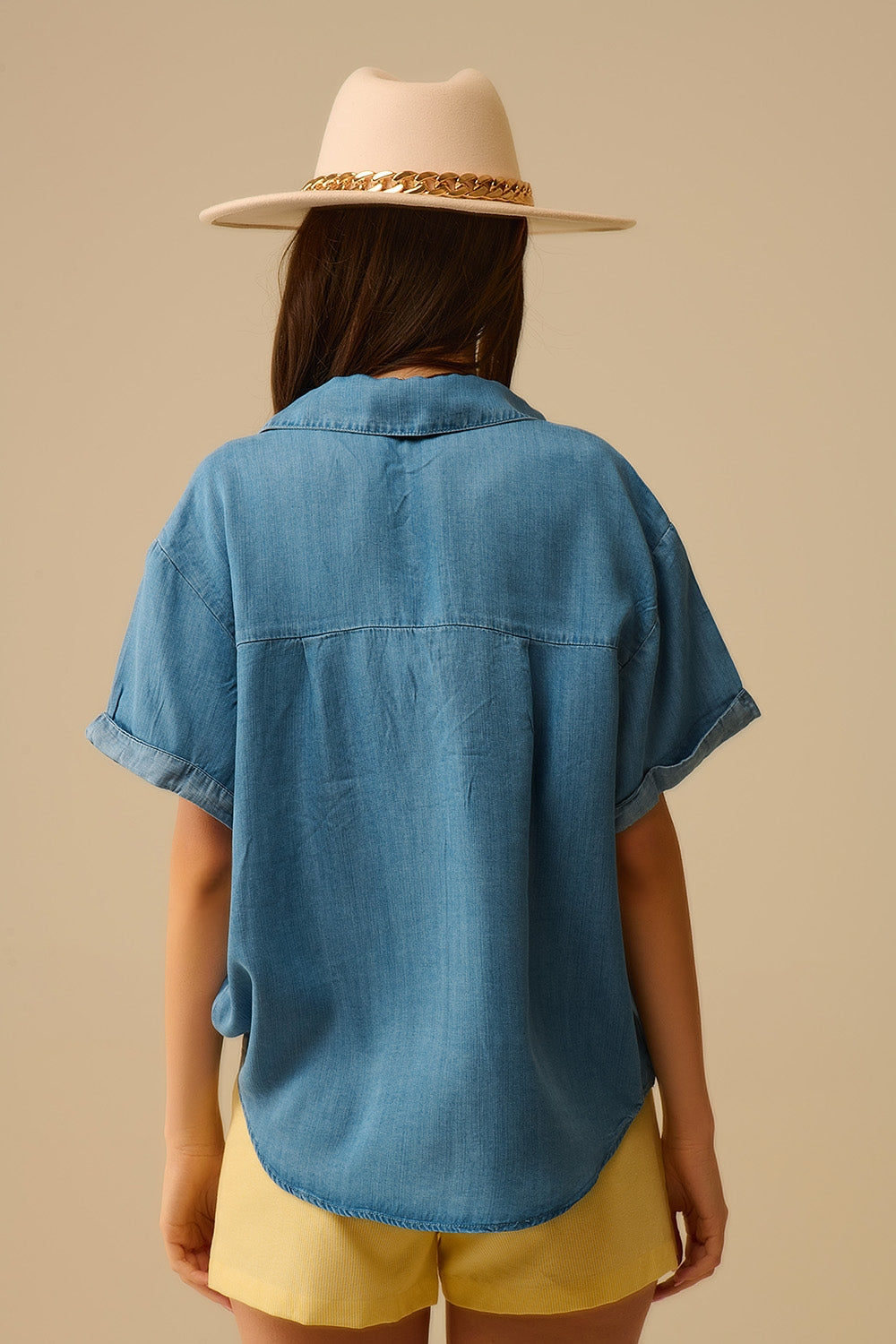 Camisa de manga curta em Tencel com bolso no peito em azul