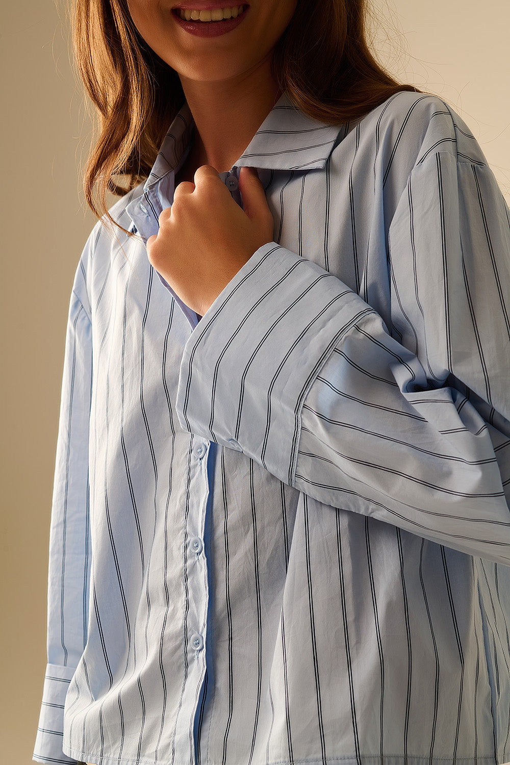 camisa de popelina às riscas azuis