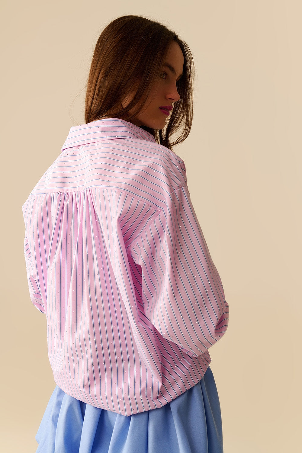 Camisa de popelina às riscas cor-de-rosa decorada com strass