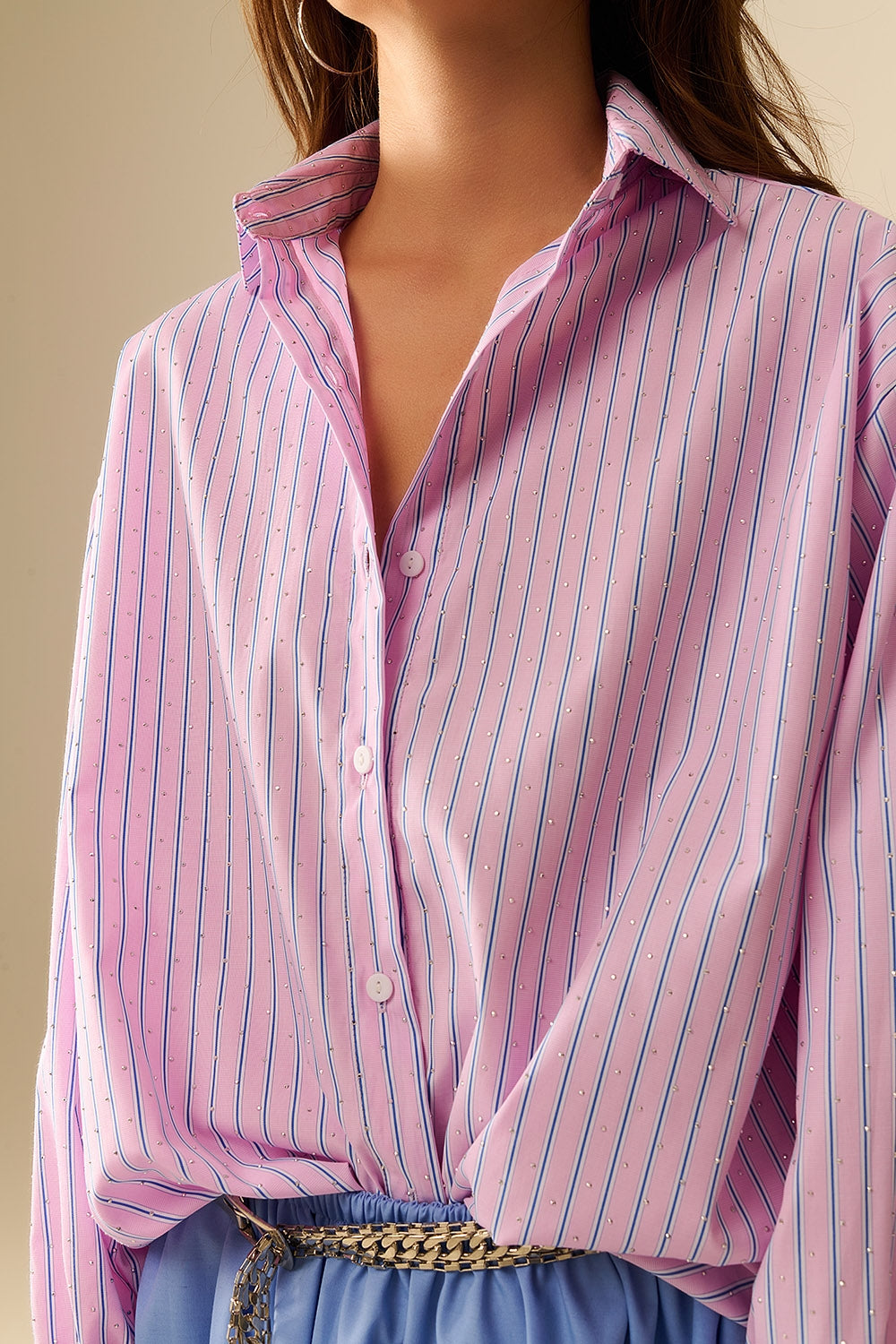 Camisa de popelina às riscas cor-de-rosa decorada com strass
