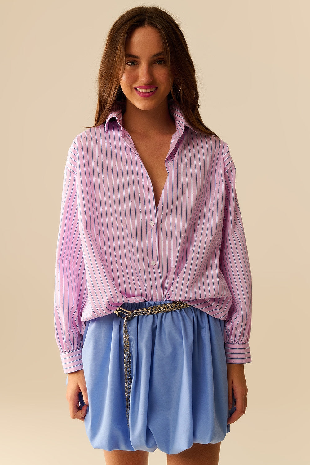 Camisa de popelina às riscas cor-de-rosa decorada com strass
