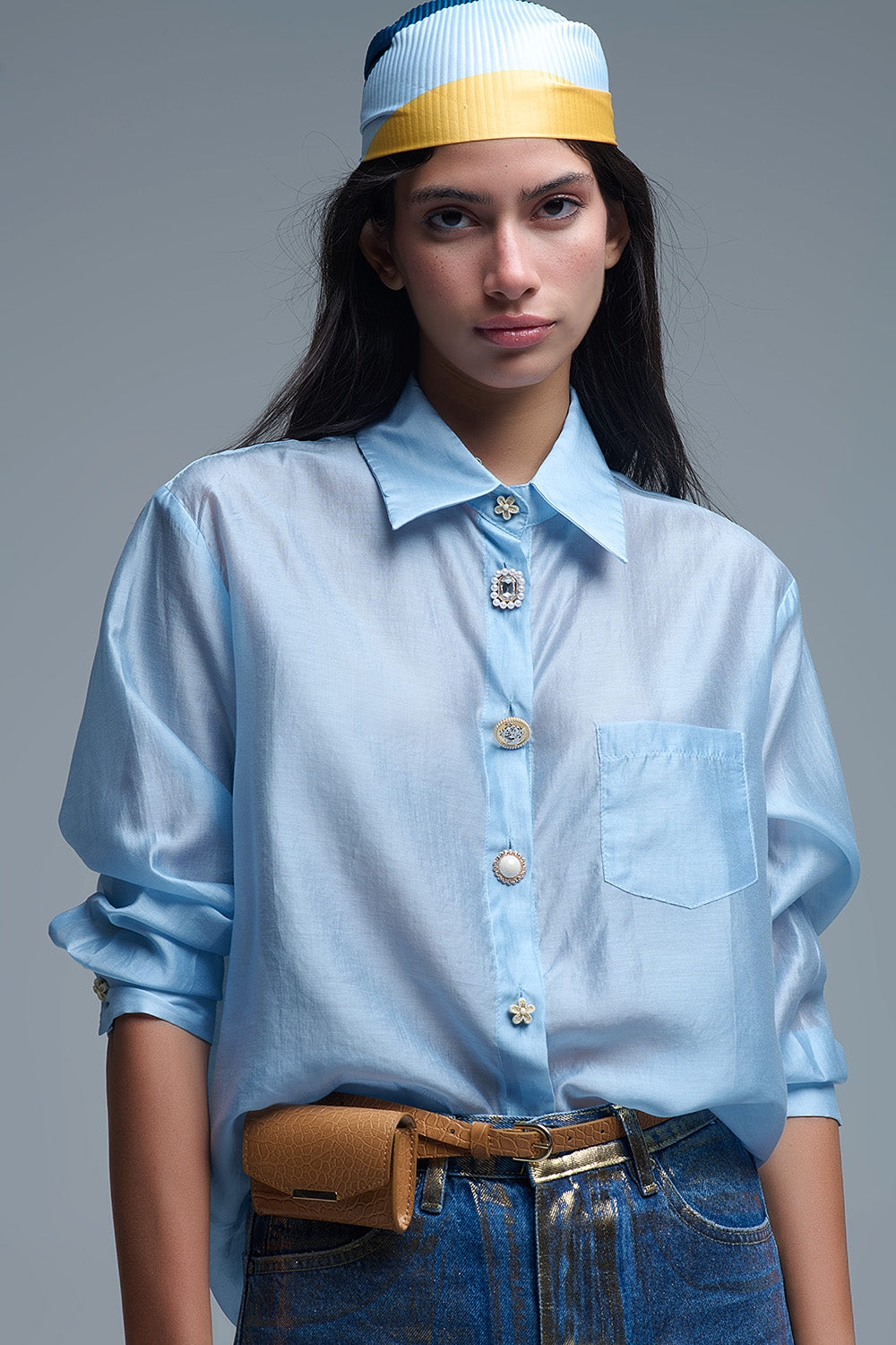 Camisa de seda solta com botões em azul
