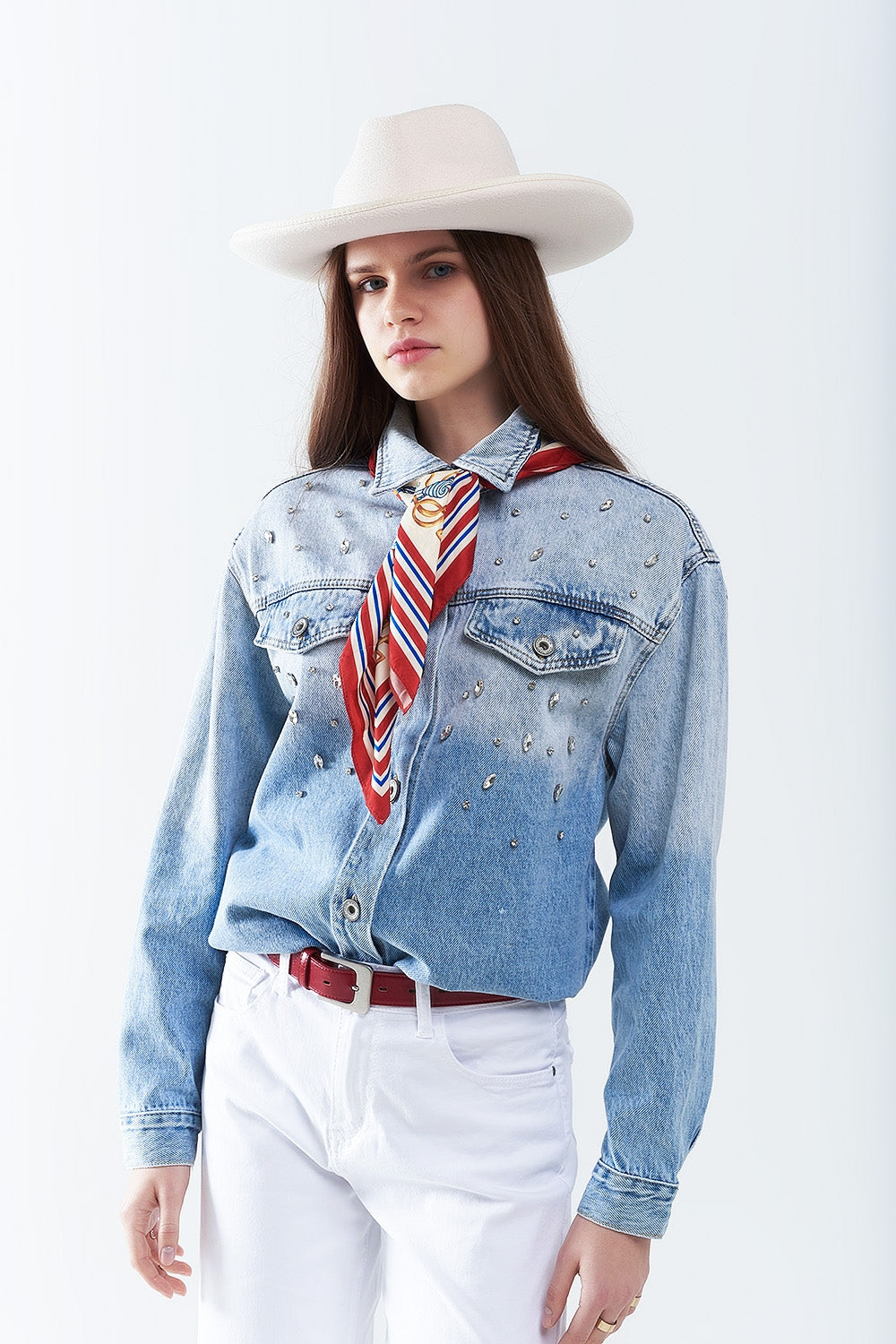 camisa jeans lavada com bolsos no peito e detalhes bordados com strass
