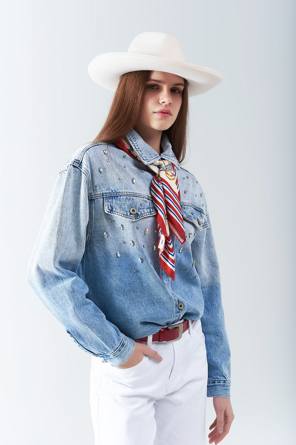 camisa jeans lavada com bolsos no peito e detalhes bordados com strass