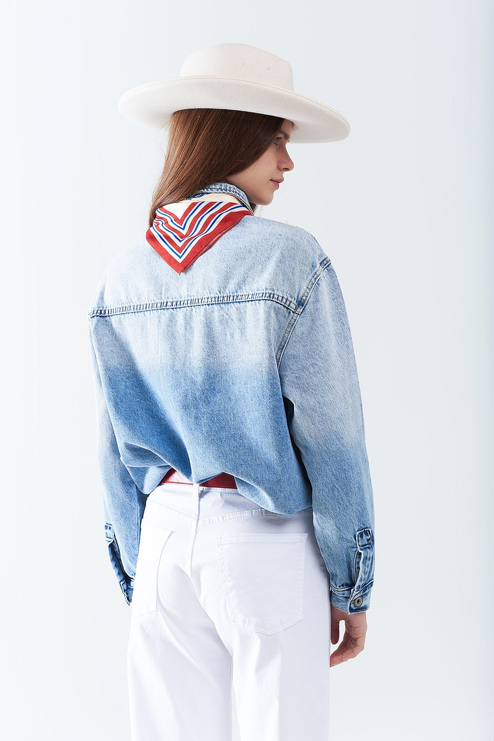 camisa jeans lavada com bolsos no peito e detalhes bordados com strass