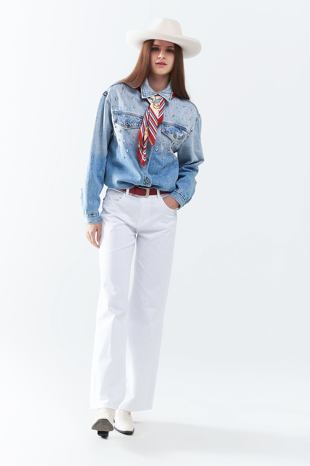 camisa jeans lavada com bolsos no peito e detalhes bordados com strass