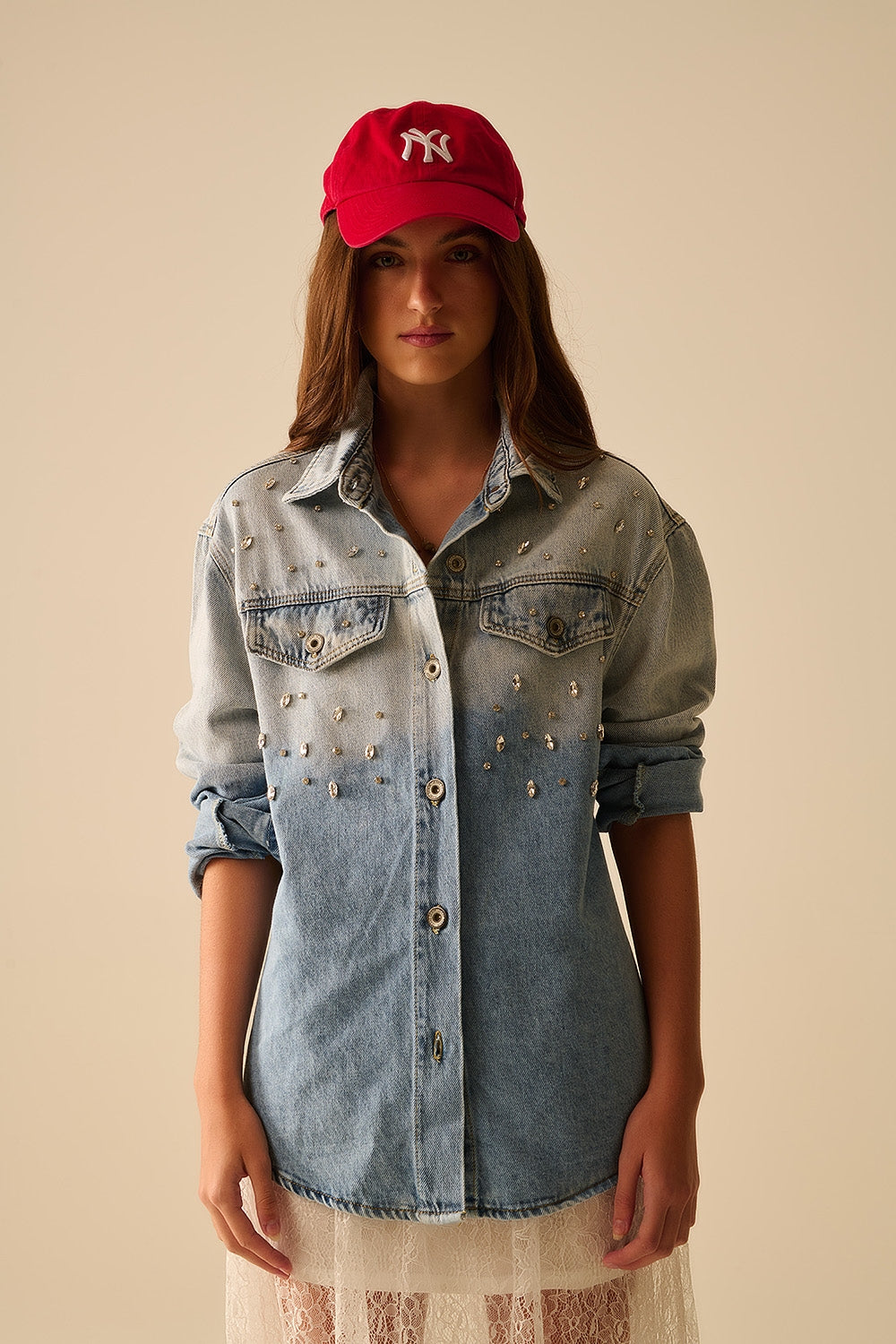 camisa jeans lavada com bolsos no peito e detalhes bordados com strass