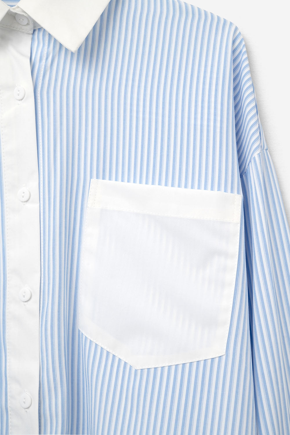 Camisa Listrada Azul com bolso e colarinho branco