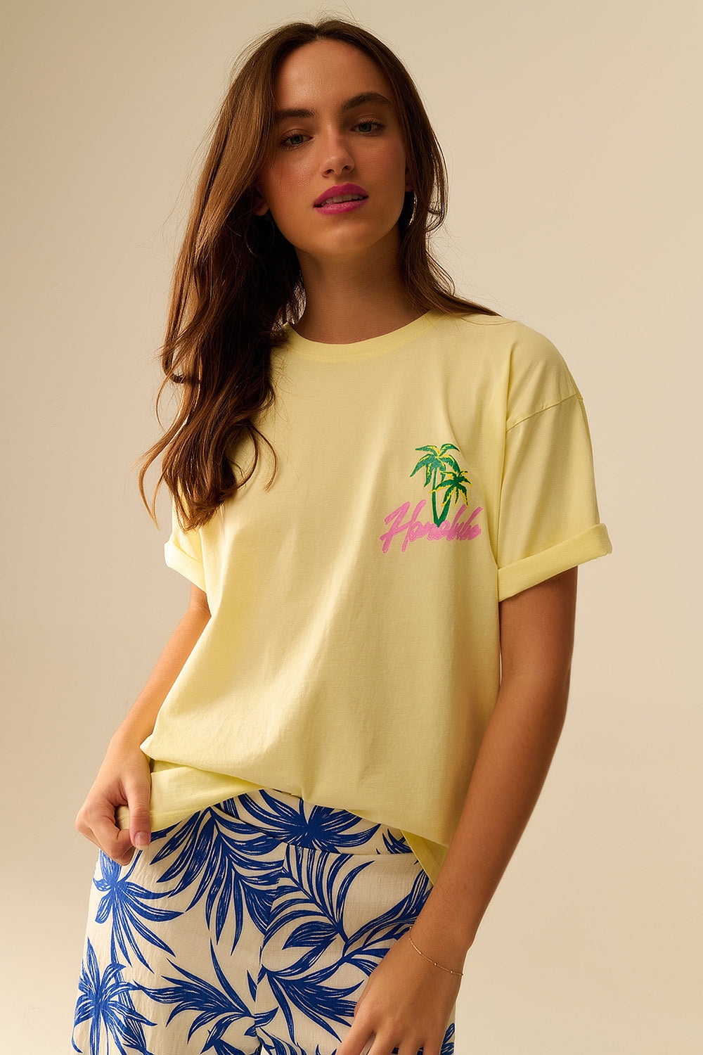 Q2 Camiseta amarela feita na Itália com estampa de Honolulu