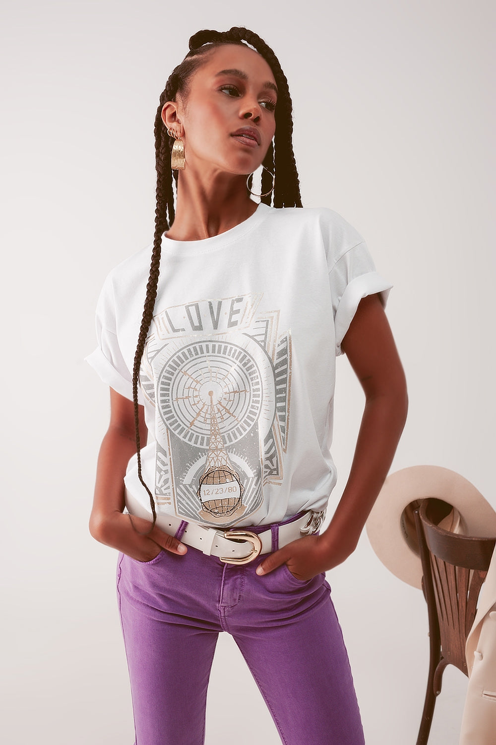 camiseta branca com logo vintage
