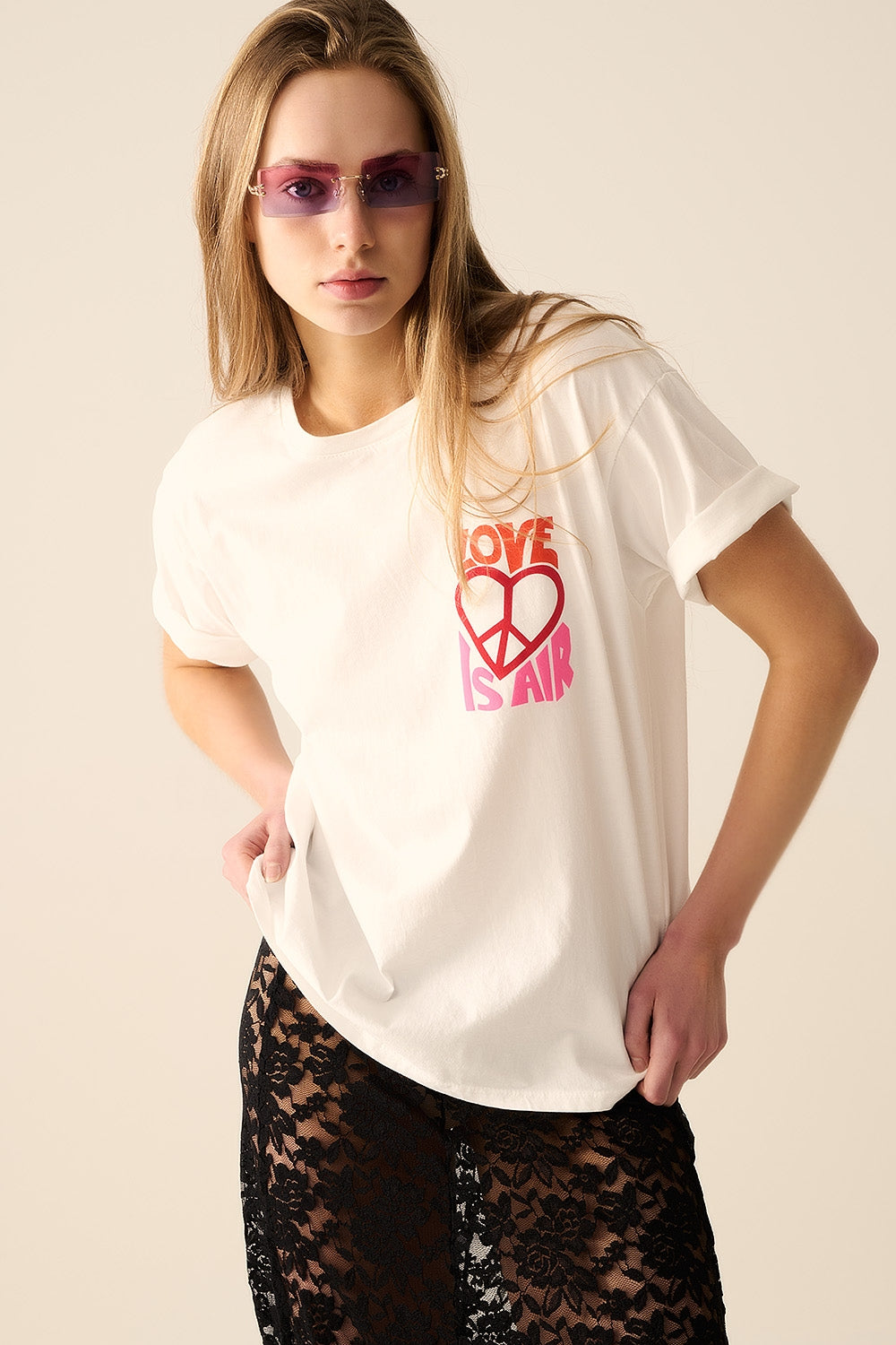 Camiseta Branca com o logo Love is Air e Coração com Paz