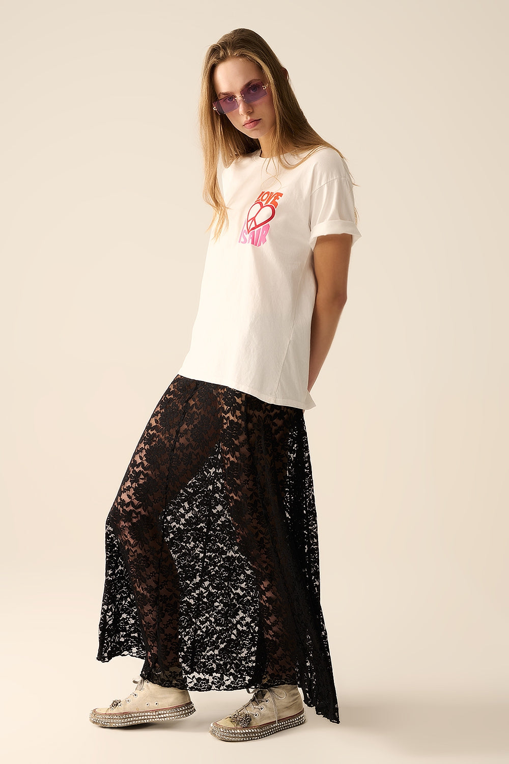 Camiseta Branca com o logo Love is Air e Coração com Paz