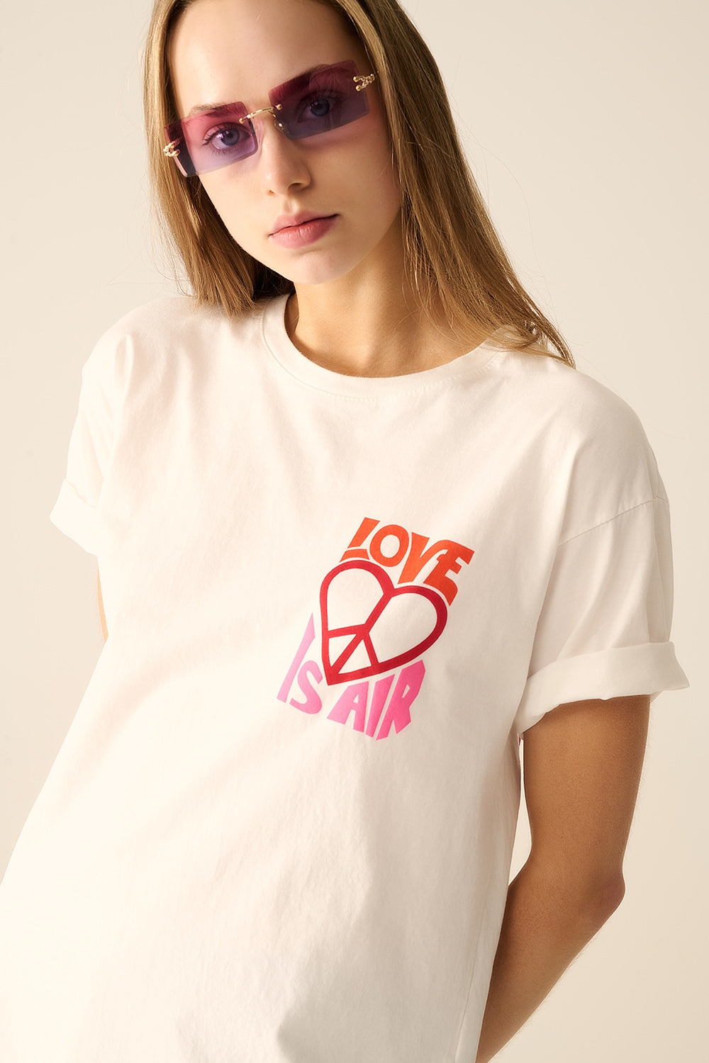Camiseta Branca com o logo Love is Air e Coração com Paz