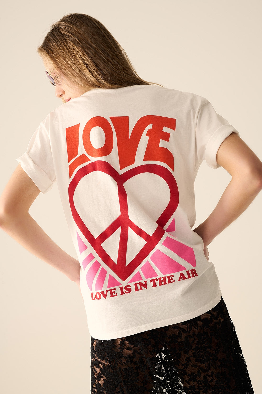 Camiseta Branca com o logo Love is Air e Coração com Paz