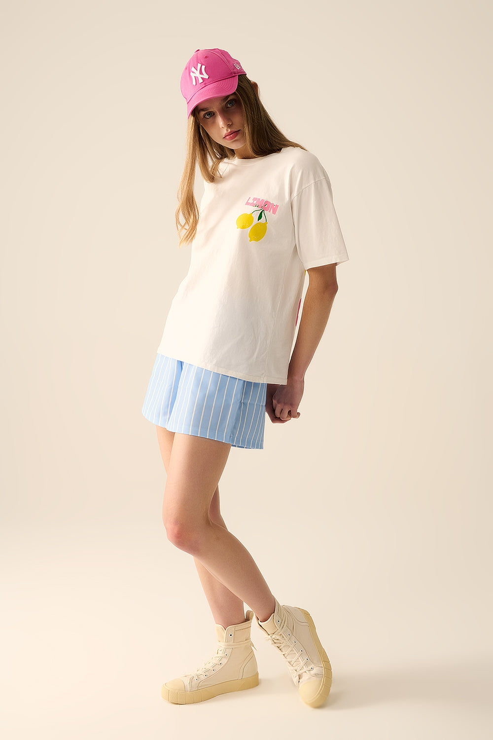 camiseta branca relaxada com estampa de limão