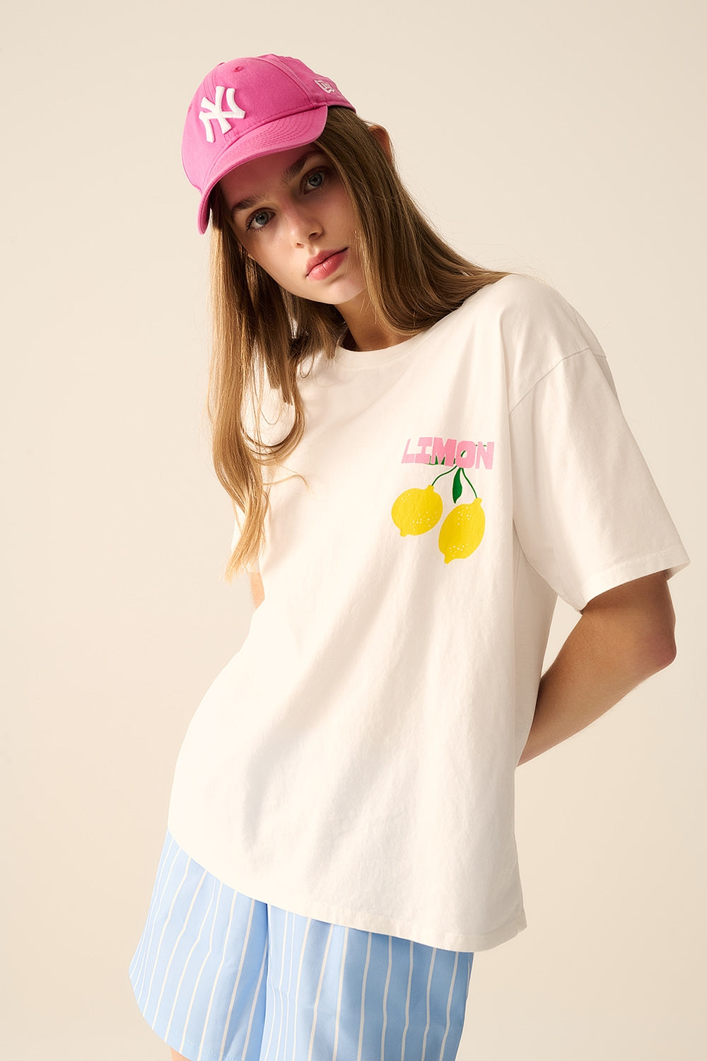 camiseta branca relaxada com estampa de limão