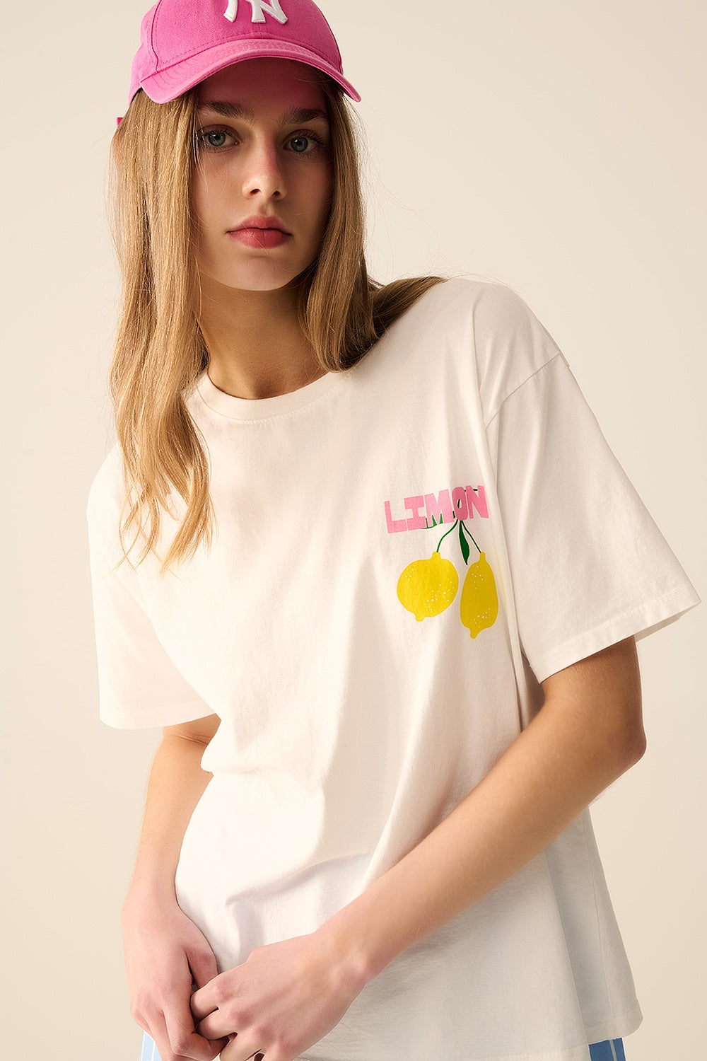 camiseta branca relaxada com estampa de limão