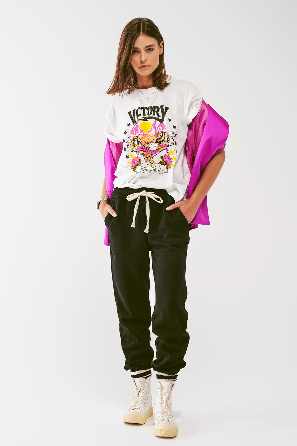 Camiseta com texto Victory em branco