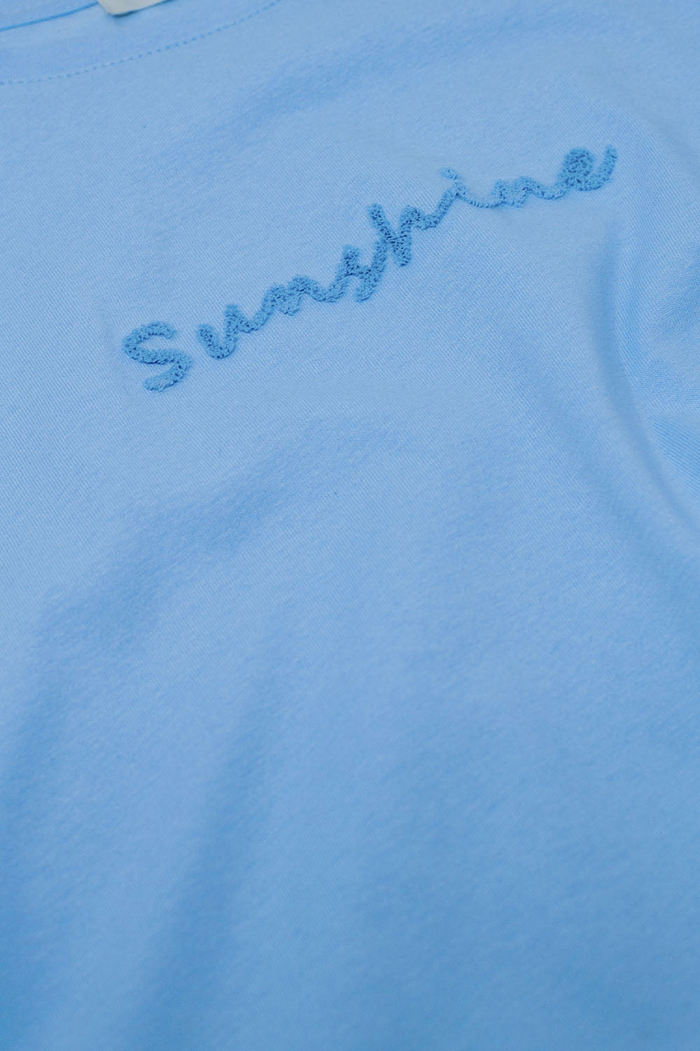 Camiseta oversized Sunshine com texto texturizado na parte da frente em azul