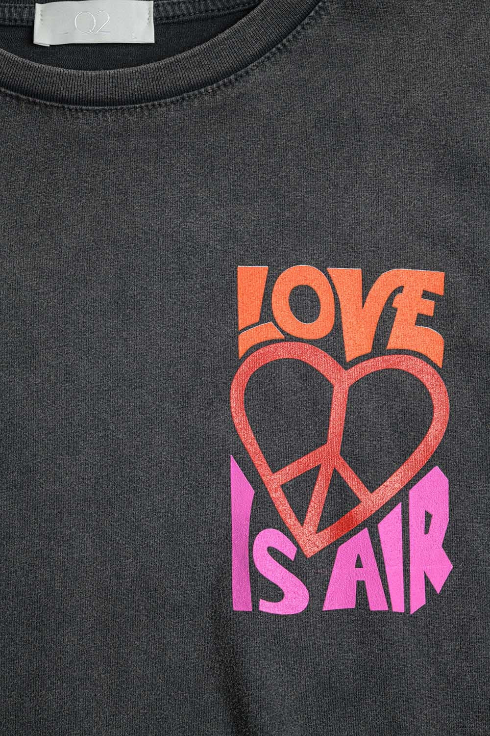 Camiseta Preta com o logo Amor é Ar e Coração com Paz