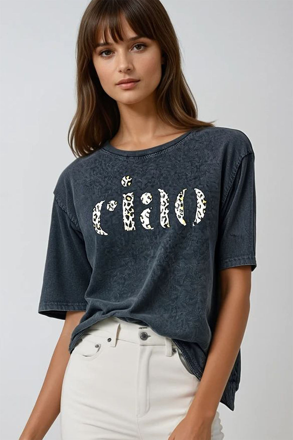 Q2 Camiseta preta relaxada stonewashed com Ciao em estampa de leopardo