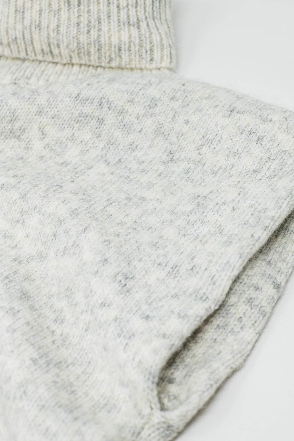 Camisola aconchegante com gola alta e sem mangas em cinzento