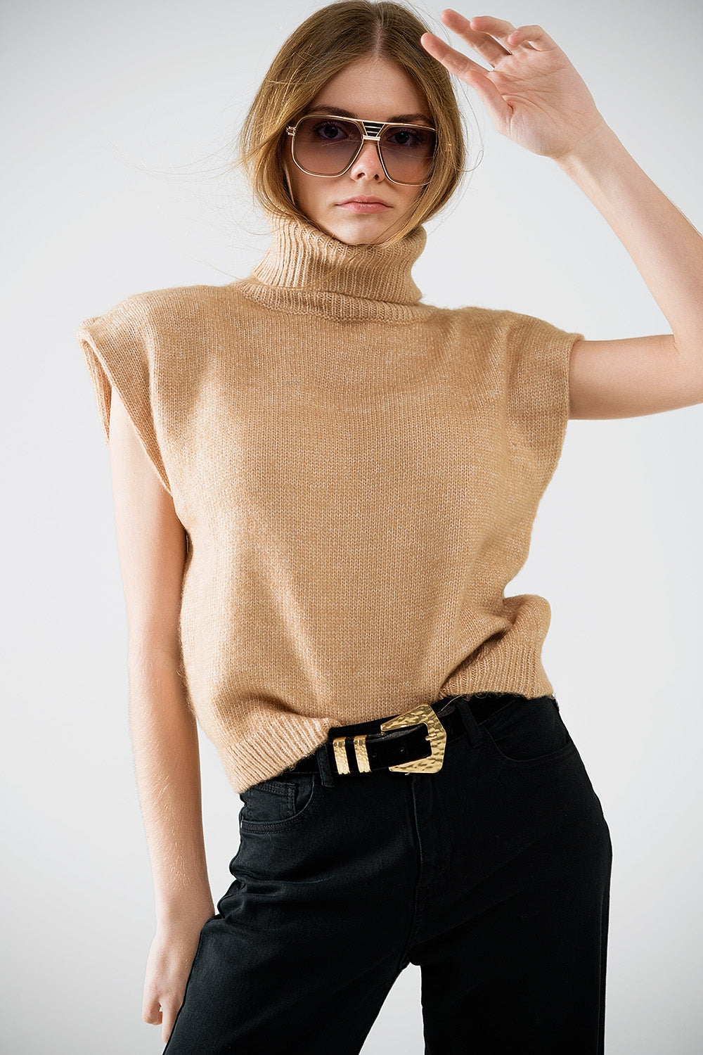 Camisola aconchegante de gola alta e sem mangas em camel