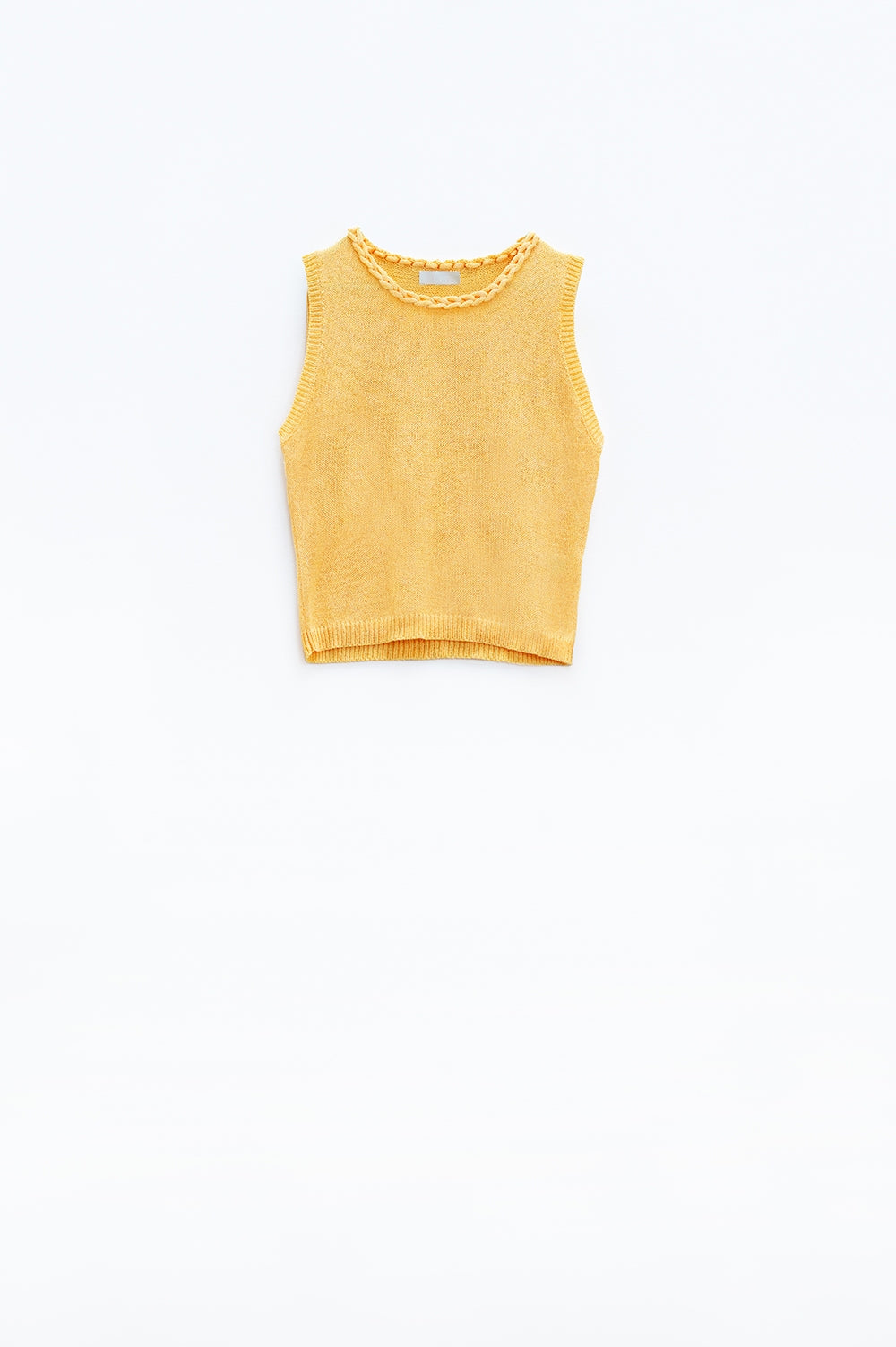 Camisola amarela sem mangas com decote em gola alta e detalhes de tranças no decote