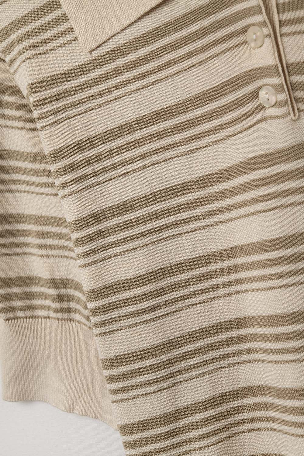 Camisola às riscas bege e camel com gola polo