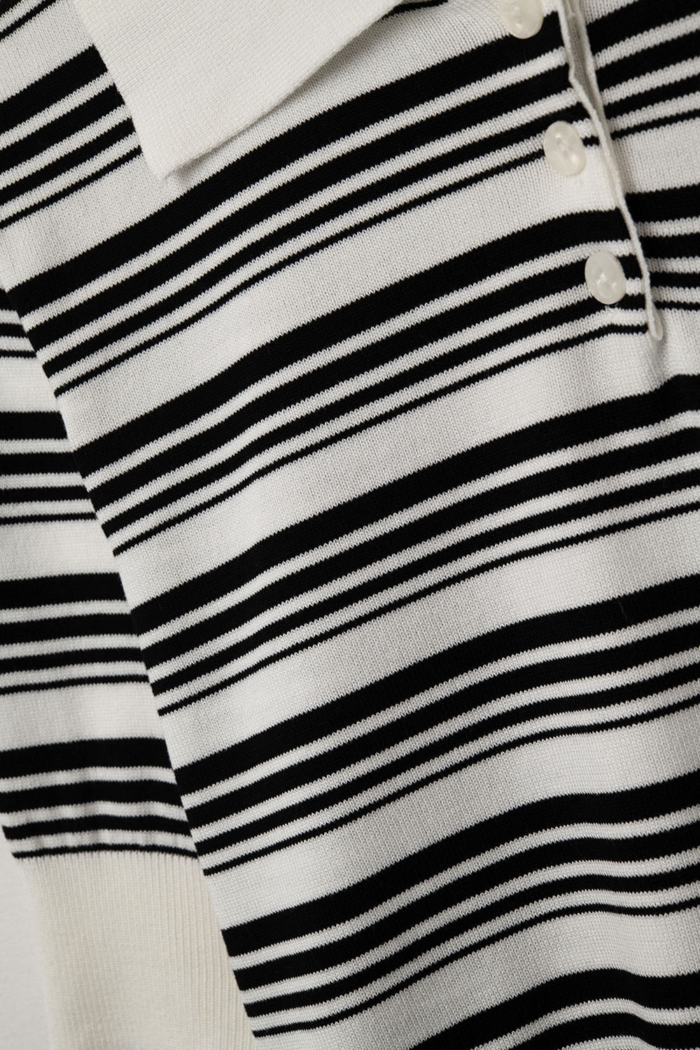 Camisola às riscas brancas e pretas com gola polo