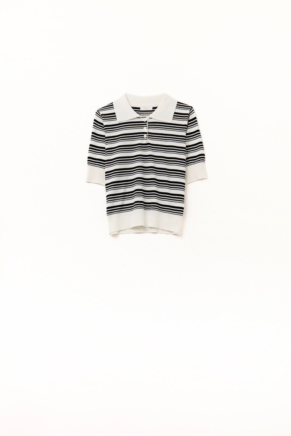 Camisola às riscas brancas e pretas com gola polo