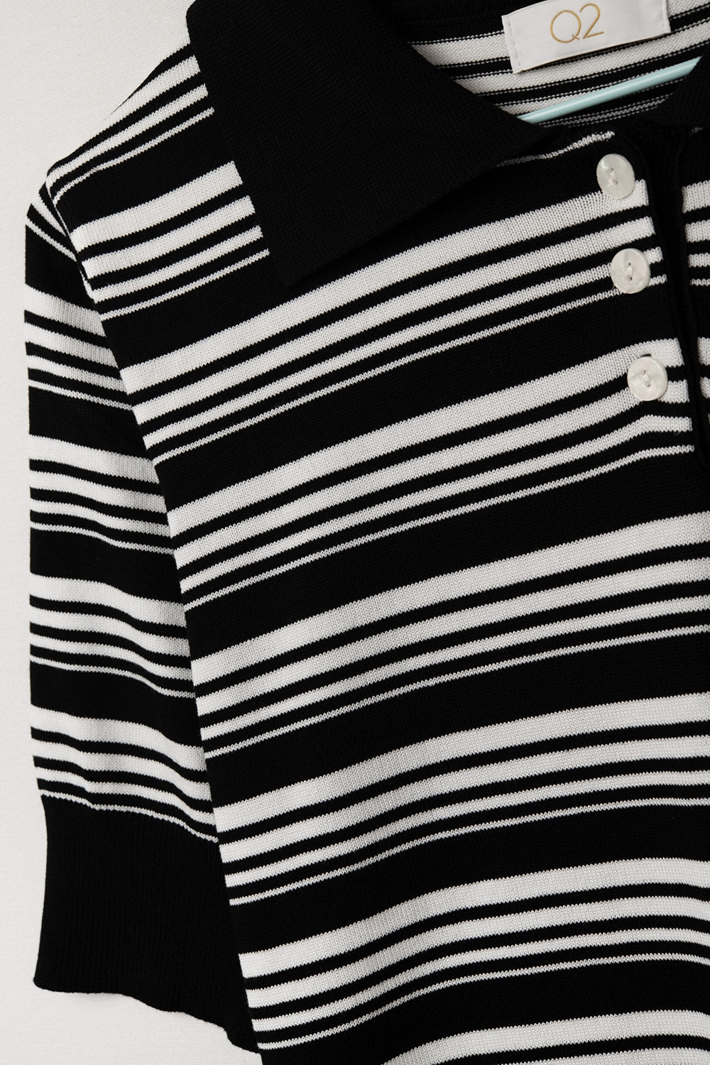 Camisola às riscas pretas e brancas com gola polo
