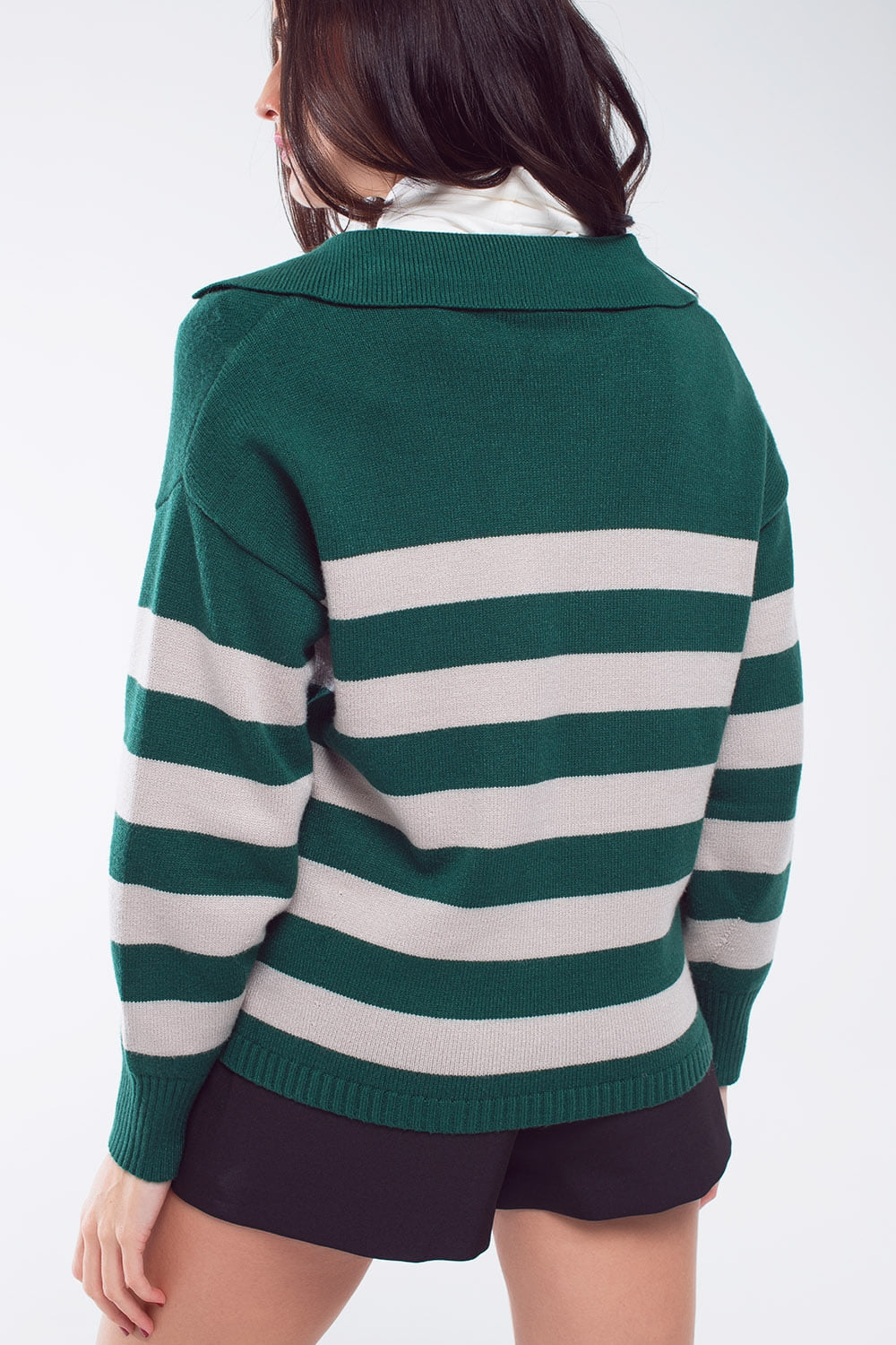 Camisola às riscas verdes e brancas com decote em V e gola polo