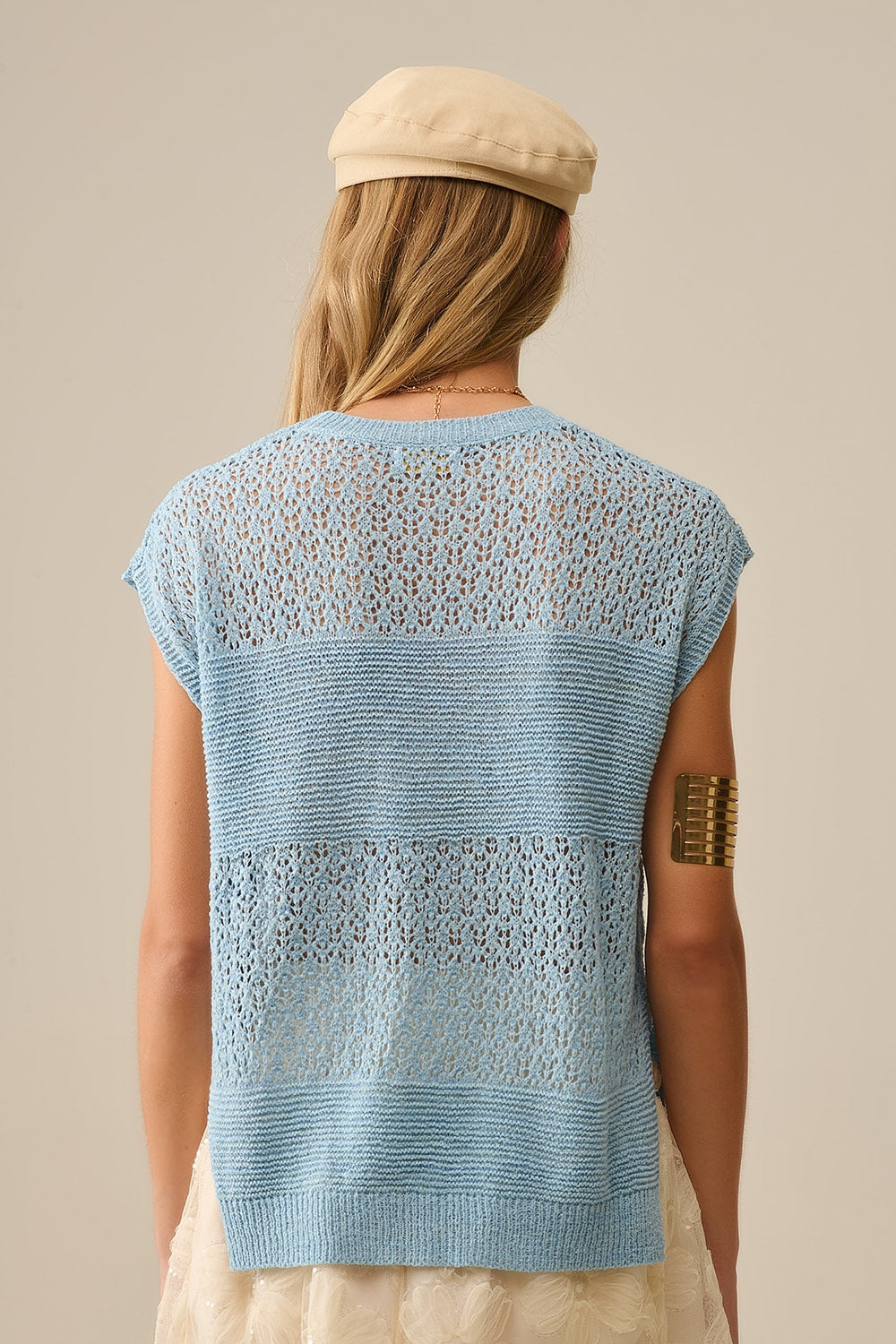 Camisola azul com malha aberta macia e mangas caídas
