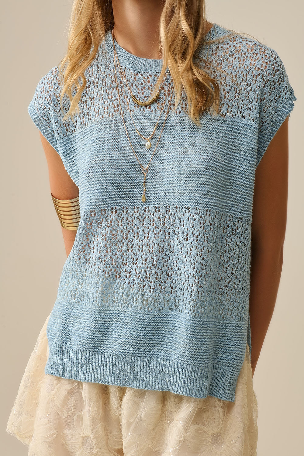 Camisola azul com malha aberta macia e mangas caídas