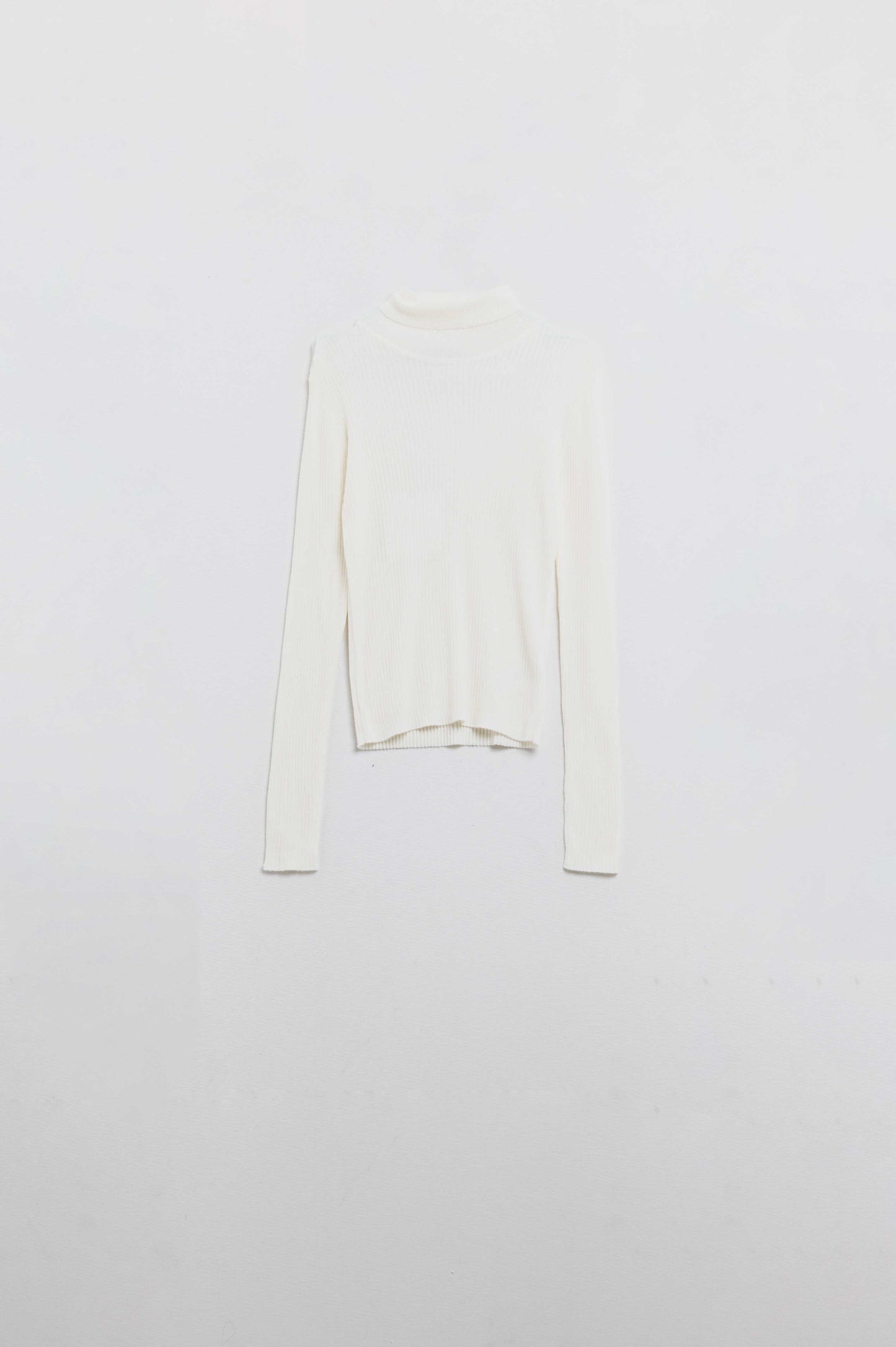 Camisola básica com nervuras e gola alta em creme
