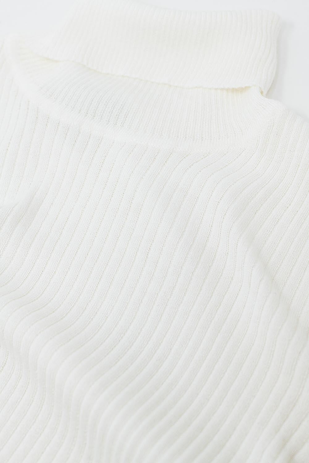 Camisola básica com nervuras e gola alta em creme