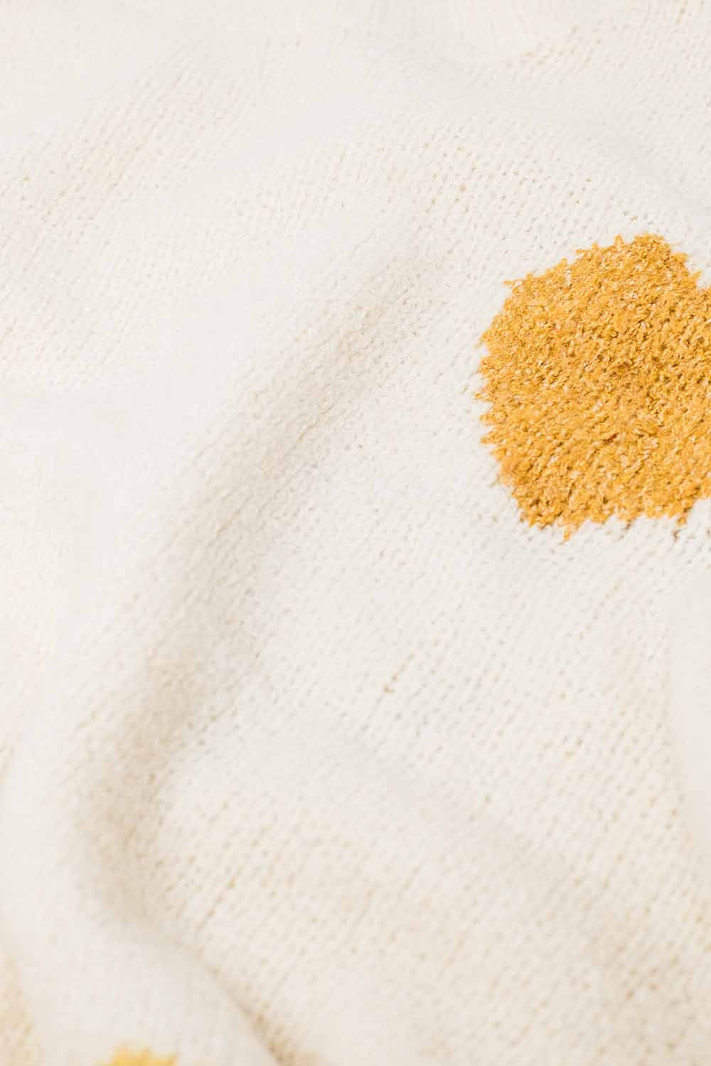 Camisola bege com gola redonda e estampada de corações