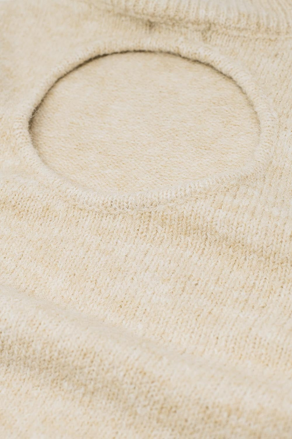 Camisola bege com mangas compridas e detalhes abertos nas costas