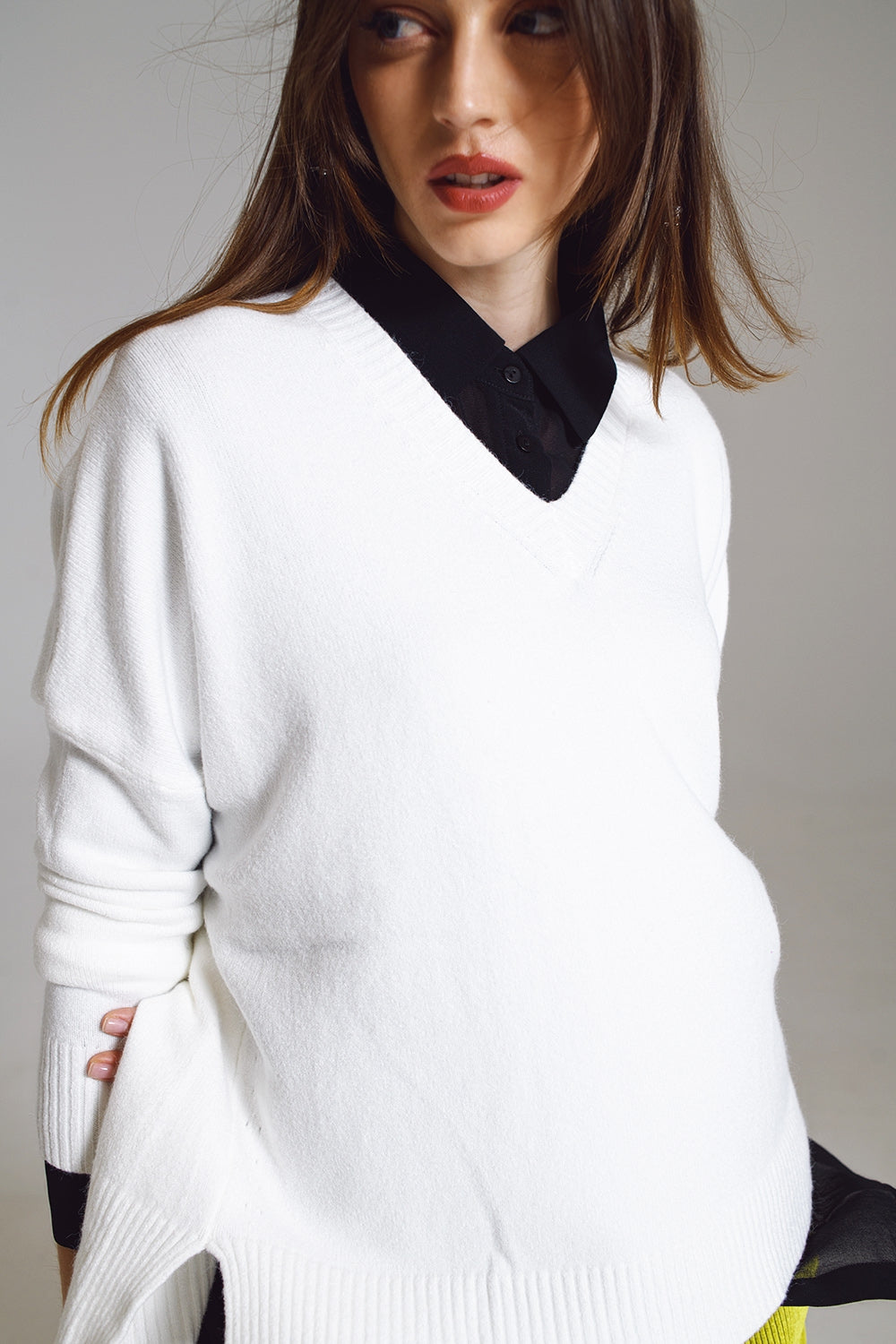 Camisola branca com decote em V